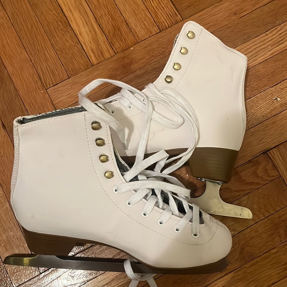 BRAND NEW Women’s Size 8 Ice Skates